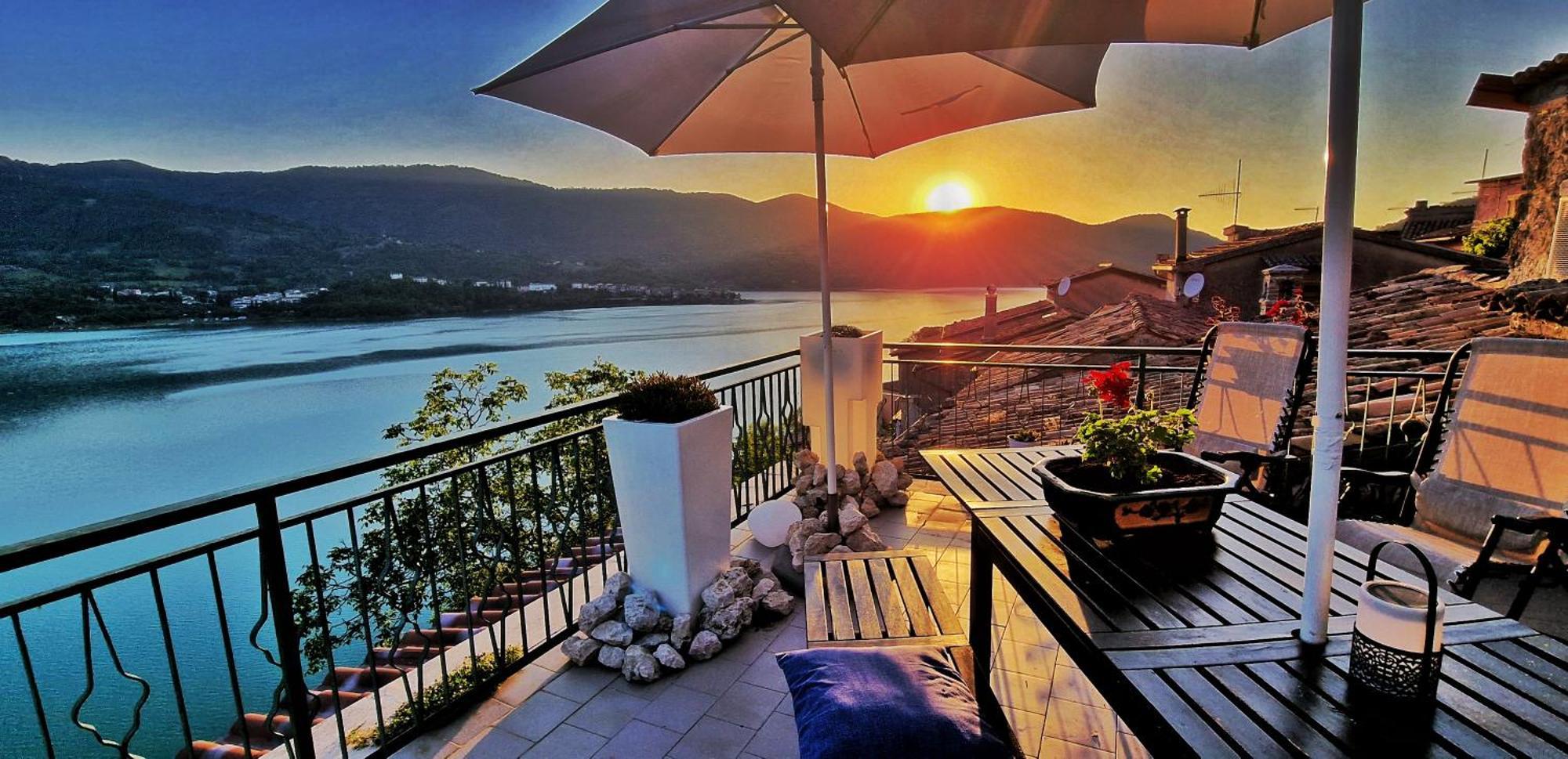 La Terrazza Sul Lago Turano Castel di Tora Exterior photo